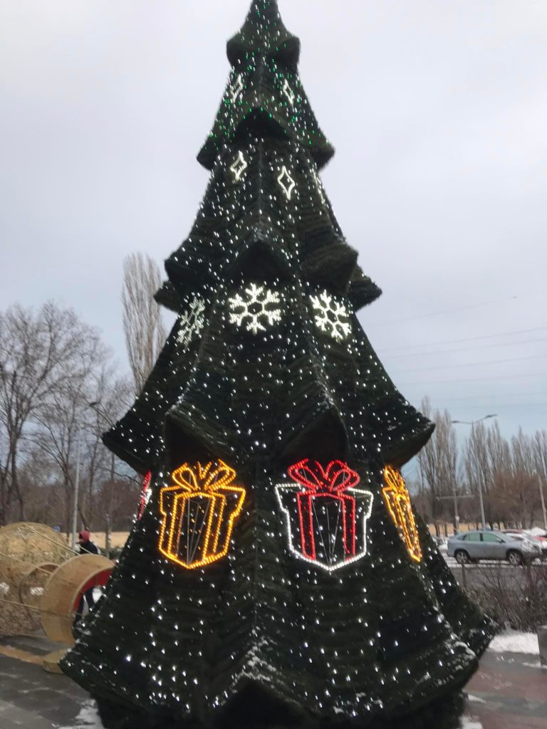 В Одессе установили еще одну елку.