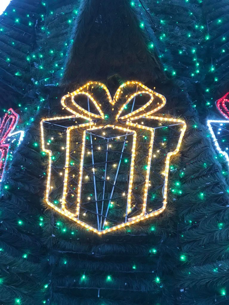 В Одессе установили еще одну елку.