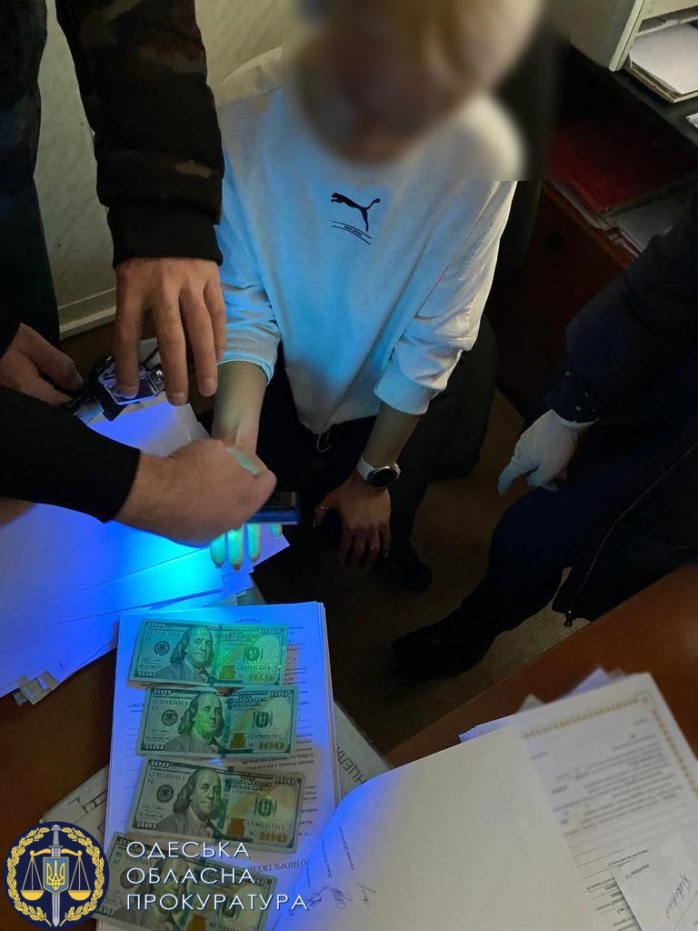 Одесситку задержали за взятку.