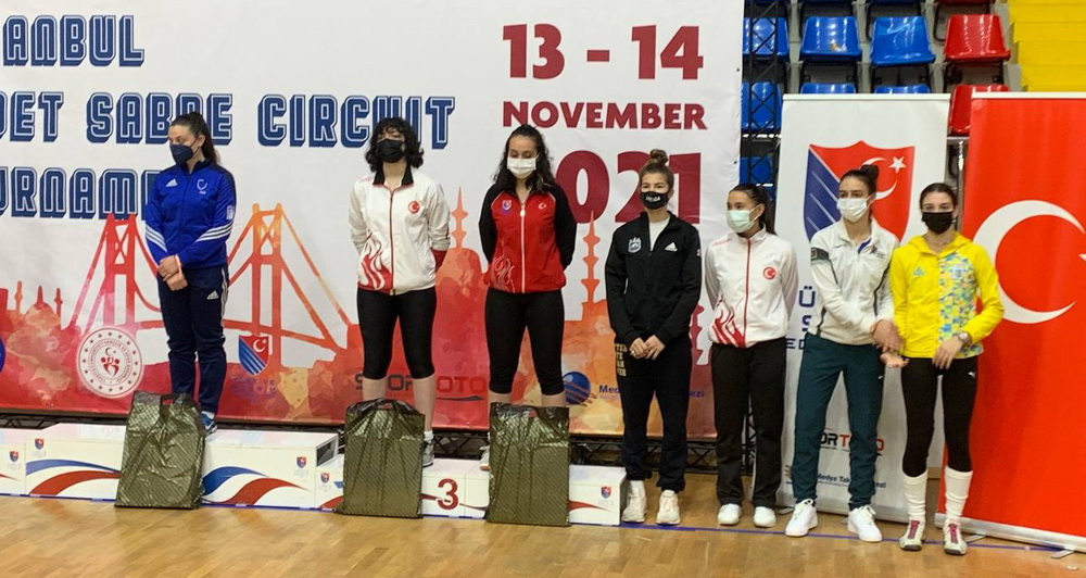 Одесская шаблистка Валерия Моренец-Кубанская (первая слева).