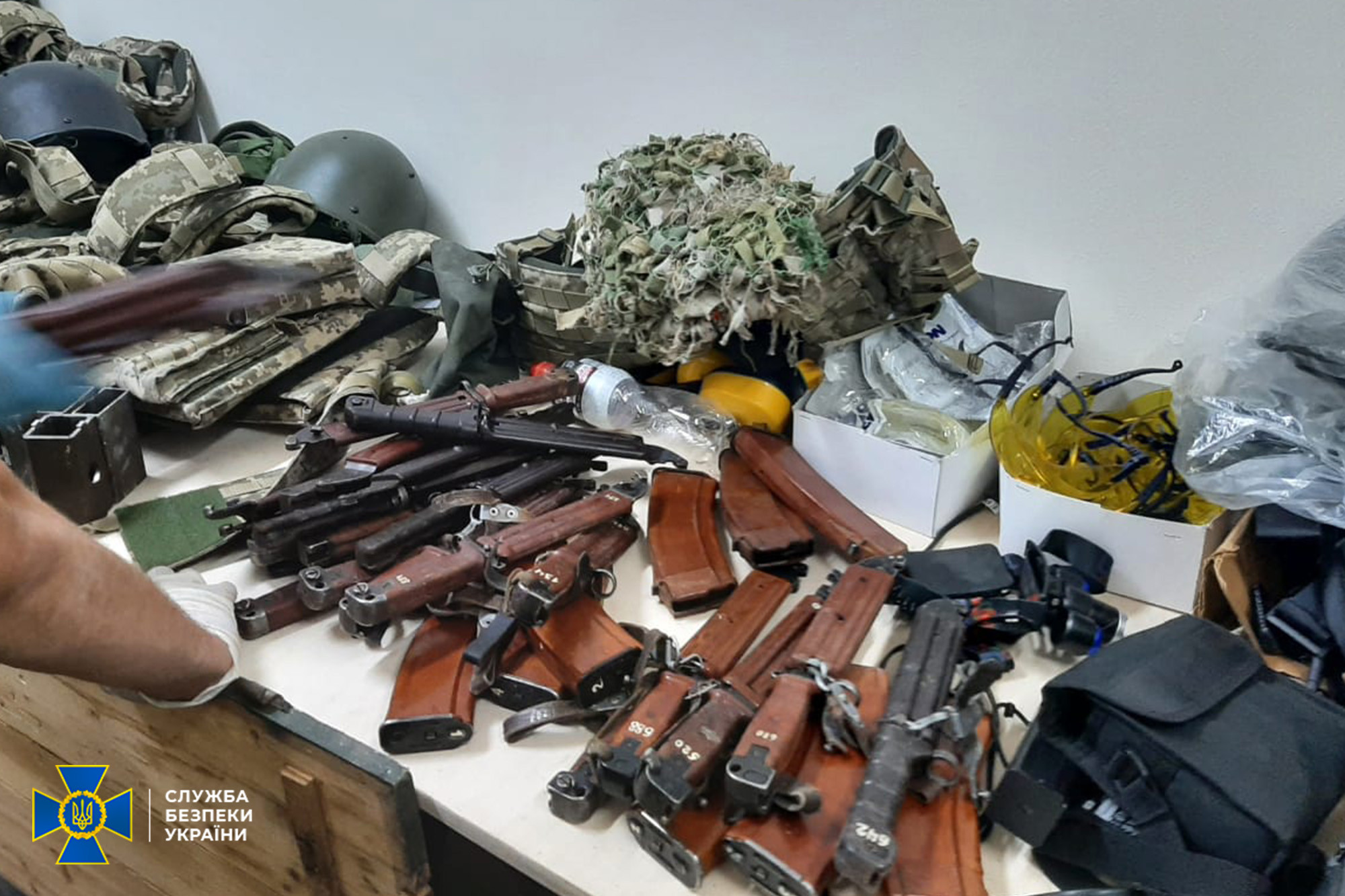 В Киеве благополучия незаконно хранили оружие и боеприпасы.