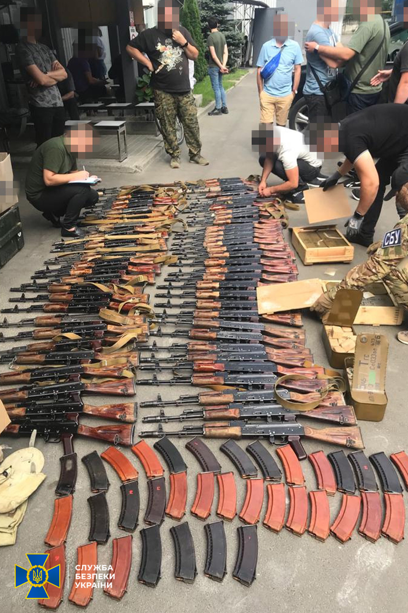 В Киеве благополучия незаконно хранили оружие и боеприпасы.