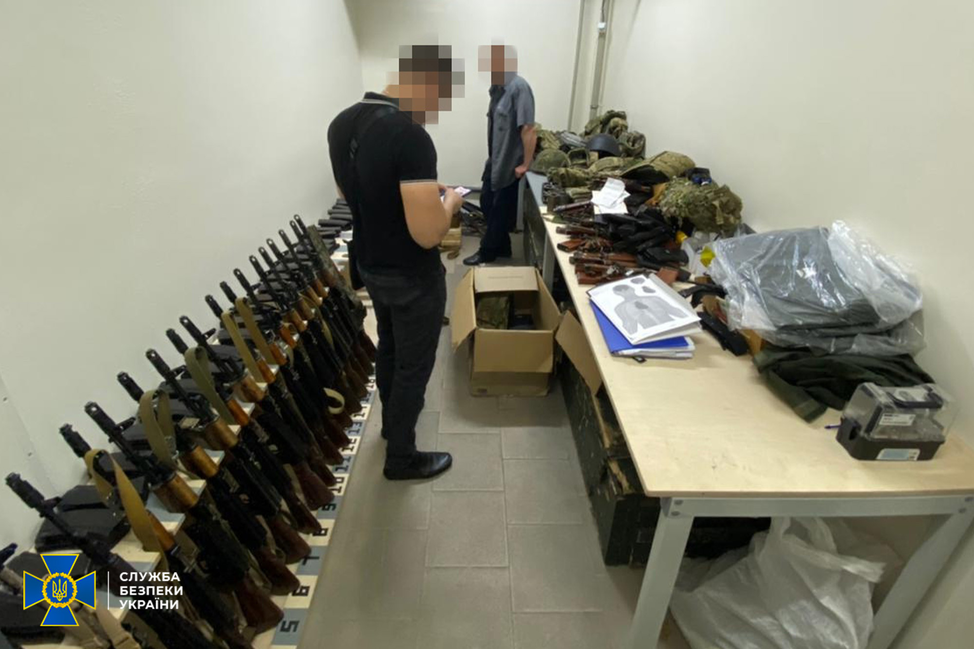 В Киеве благополучия незаконно хранили оружие и боеприпасы.