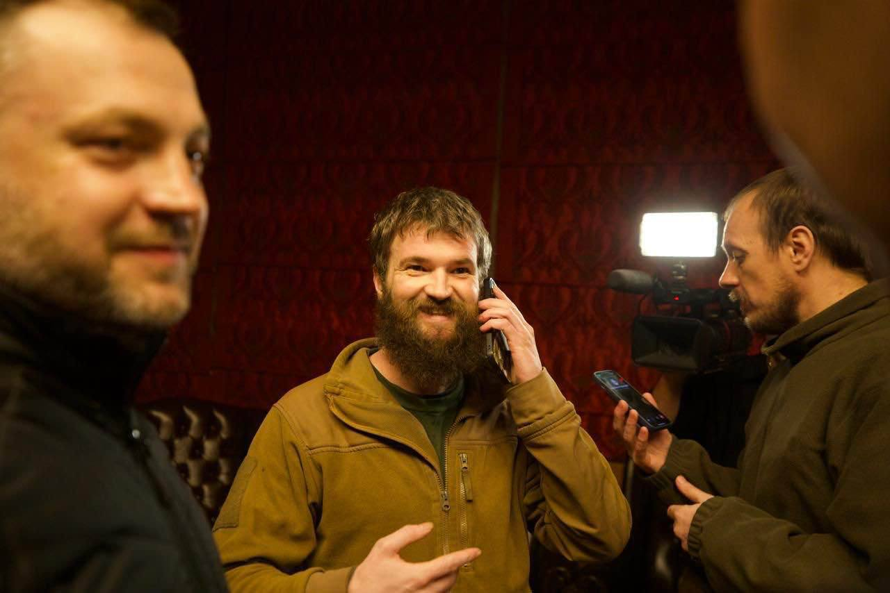 Из плена РФ освободили 215 защитников Украины.