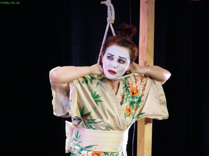 Спектакль "100 иен за услугу".