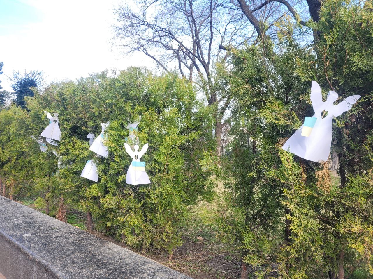 На Приморском бульваре развесили бумажных ангелочков.