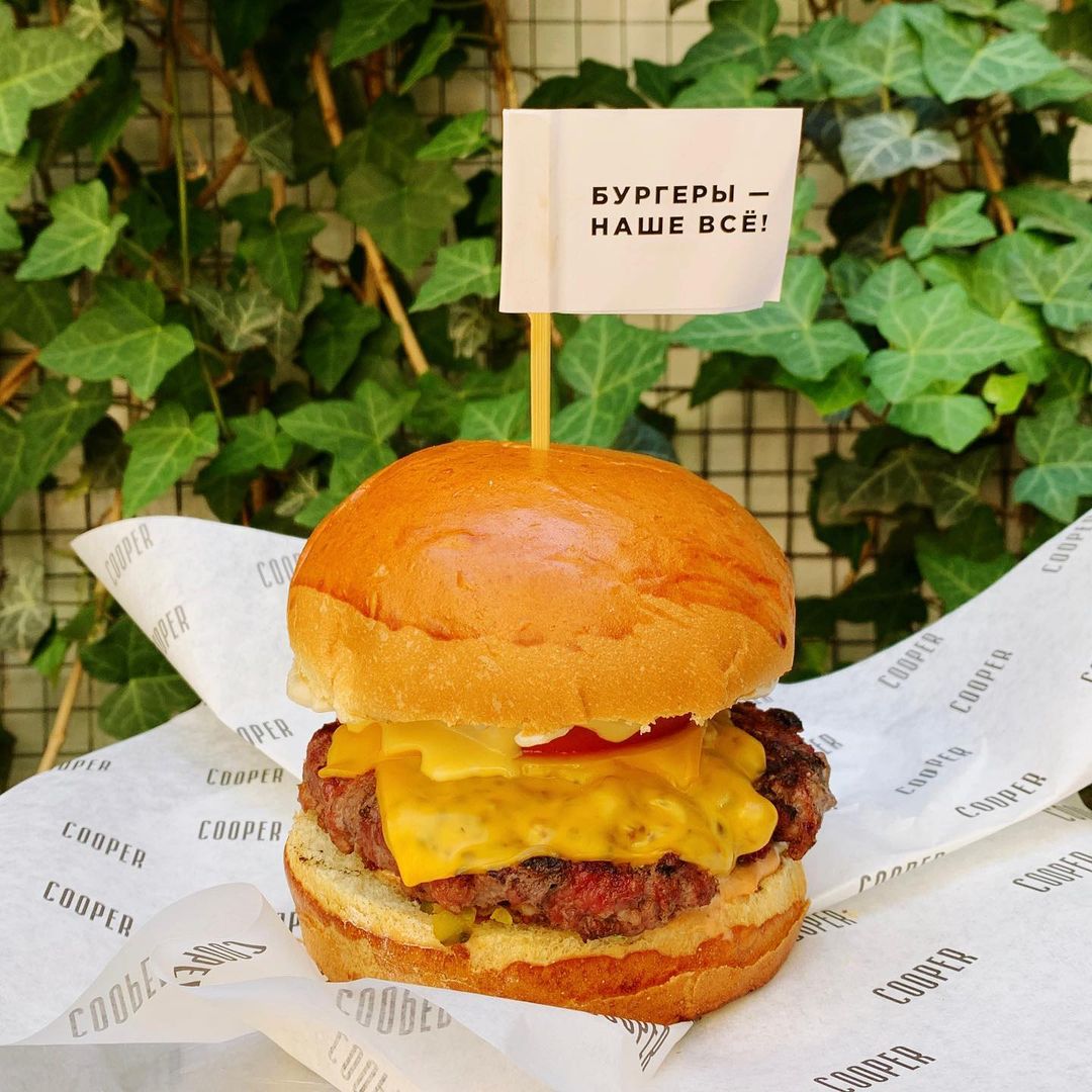 Бургер в Cooper Burgers.