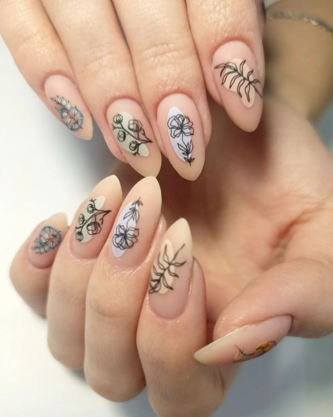 Школа маникюра "Ух ты" приглашает на бесплатный мастер-класс по дизайнам на ногтях.