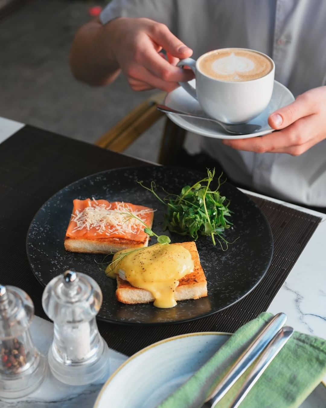 Завтрак в ресторане "Щастье".