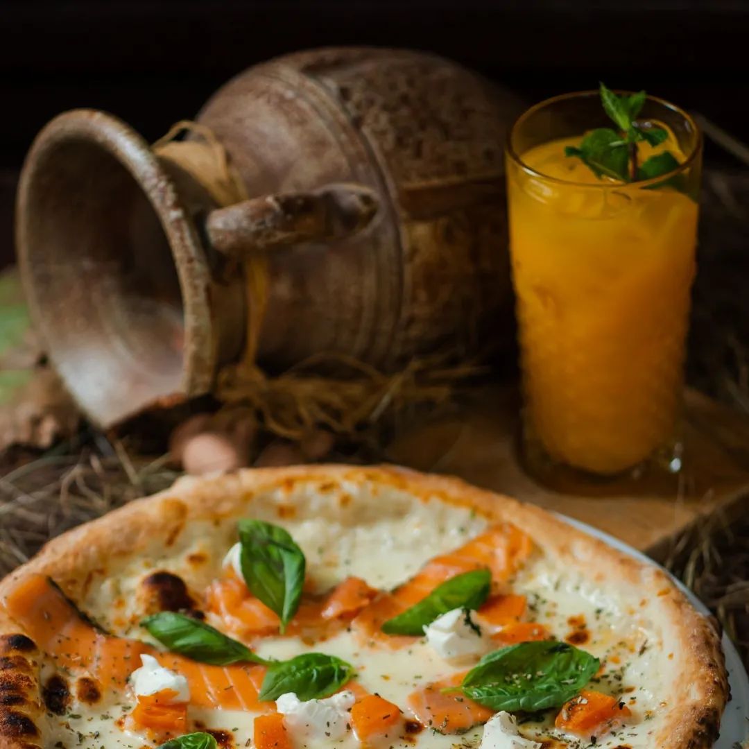 Пицца в ресторане Mario`s Trattoria.