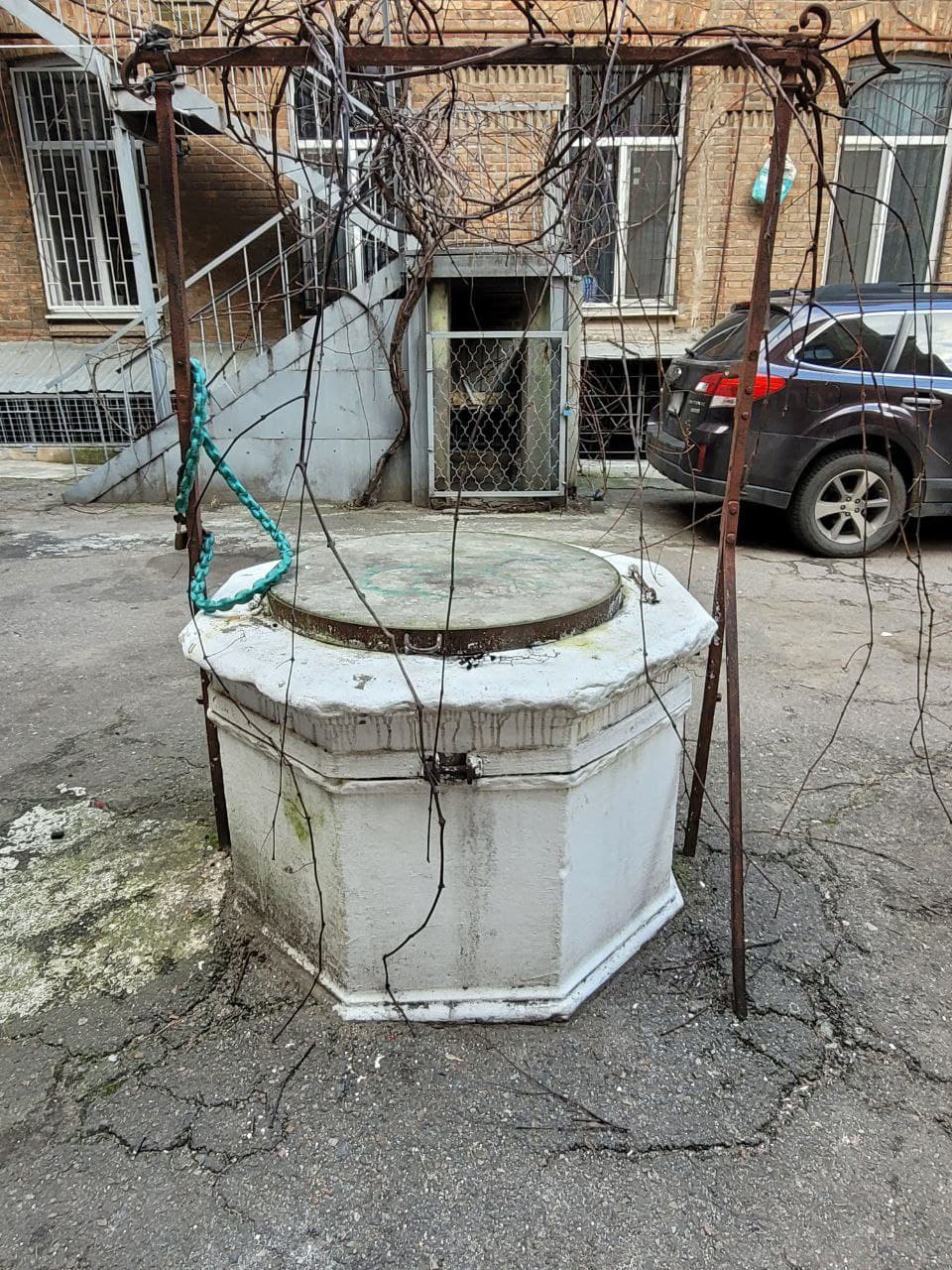 Мраморный оголовок на улице Пастера, 62.