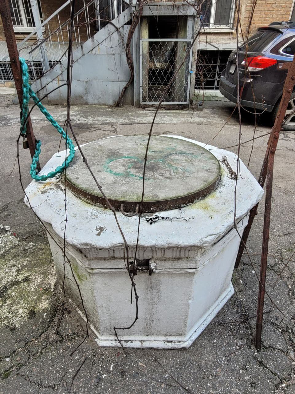 Мраморный оголовок на улице Пастера, 62.