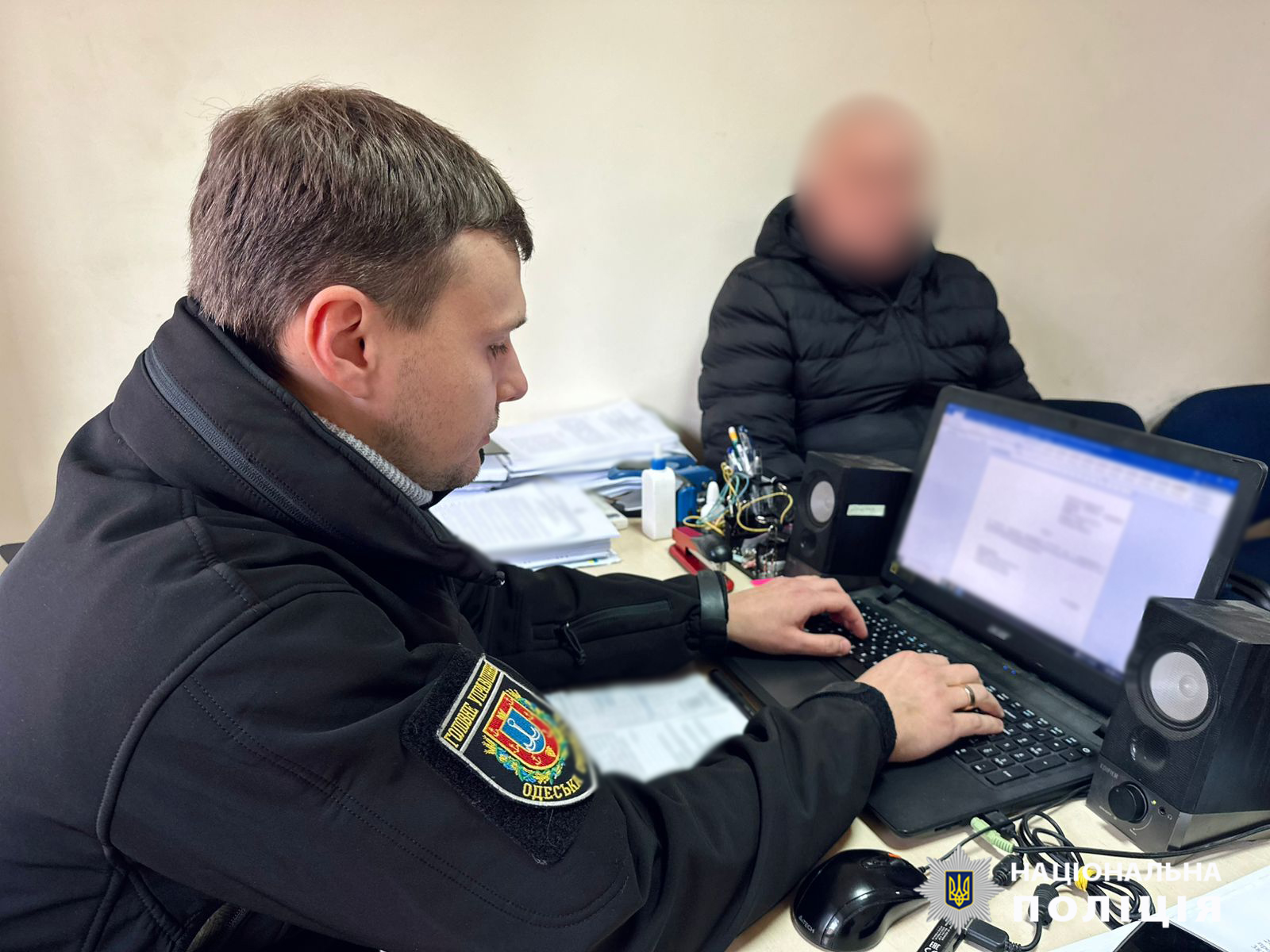 Задержанный чиновник с полицейским.