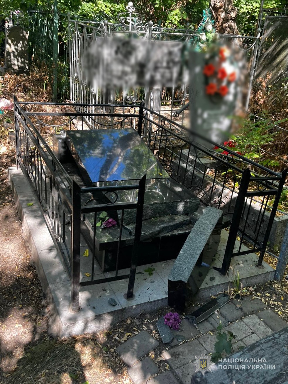 Памятник, который разбил вандал.