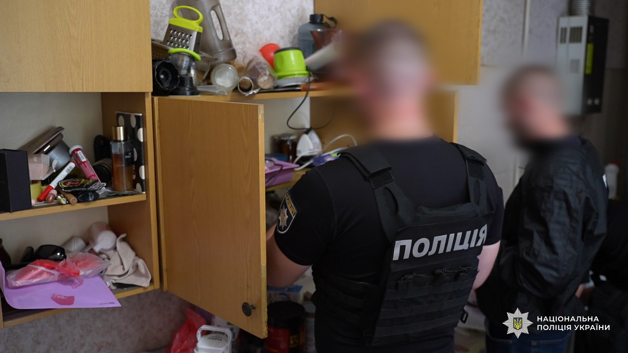 Поліцейські у квартирі підозрюваної у вербуванні жінок.