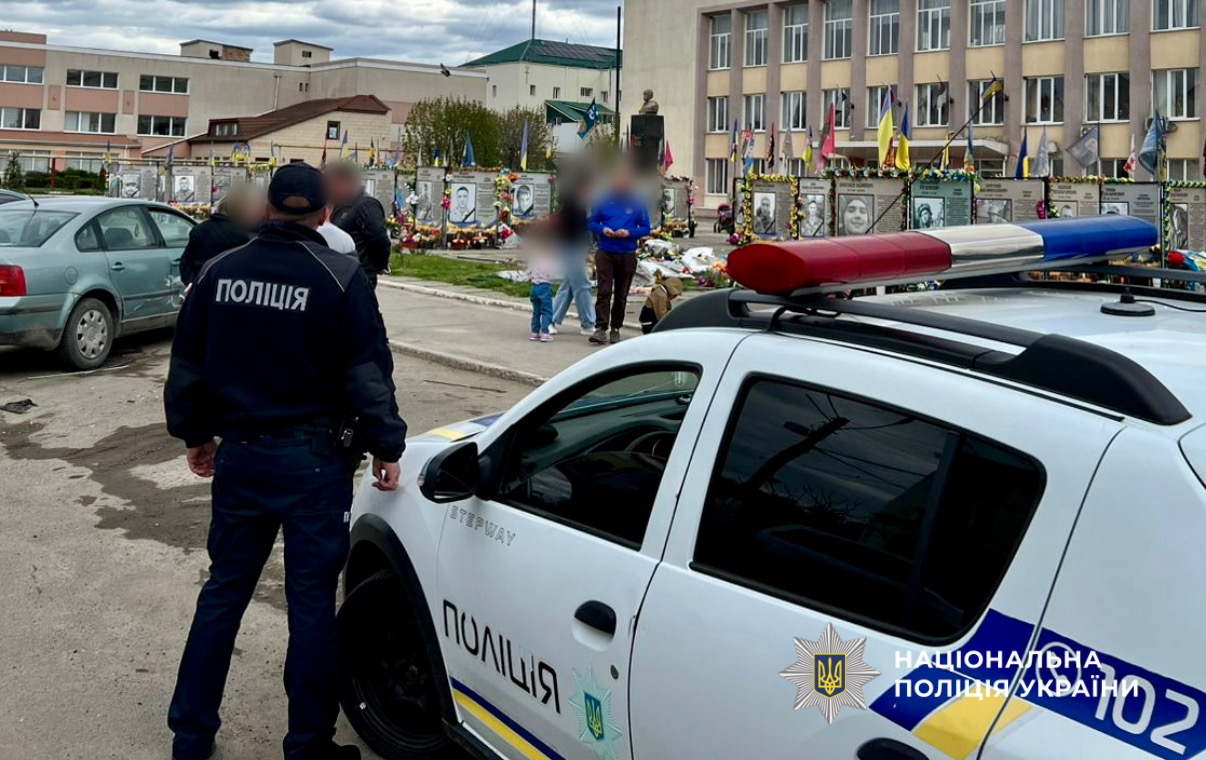 Поліцейські на місці ДТП.