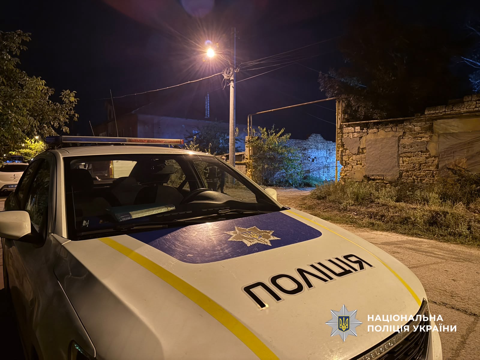 Полицейский автомобиль на месте взрыва.