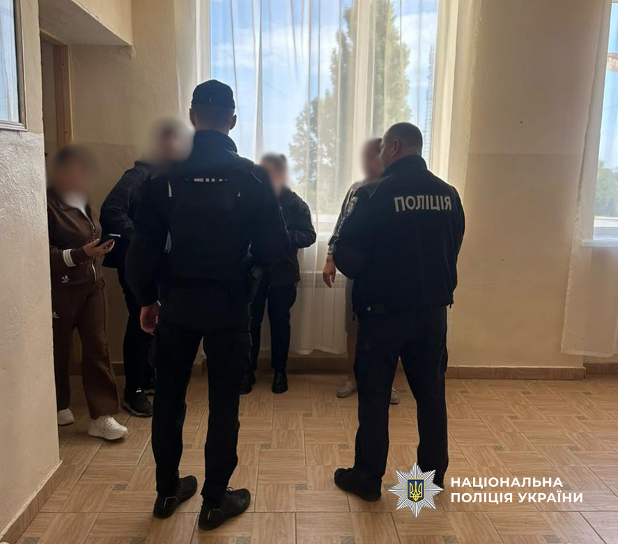 Поліцейські в ліцеї, де стався інцидент.