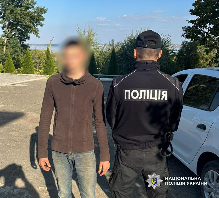 Випускник, який цілився з пістолета у восьмикласника, із поліцейським.
