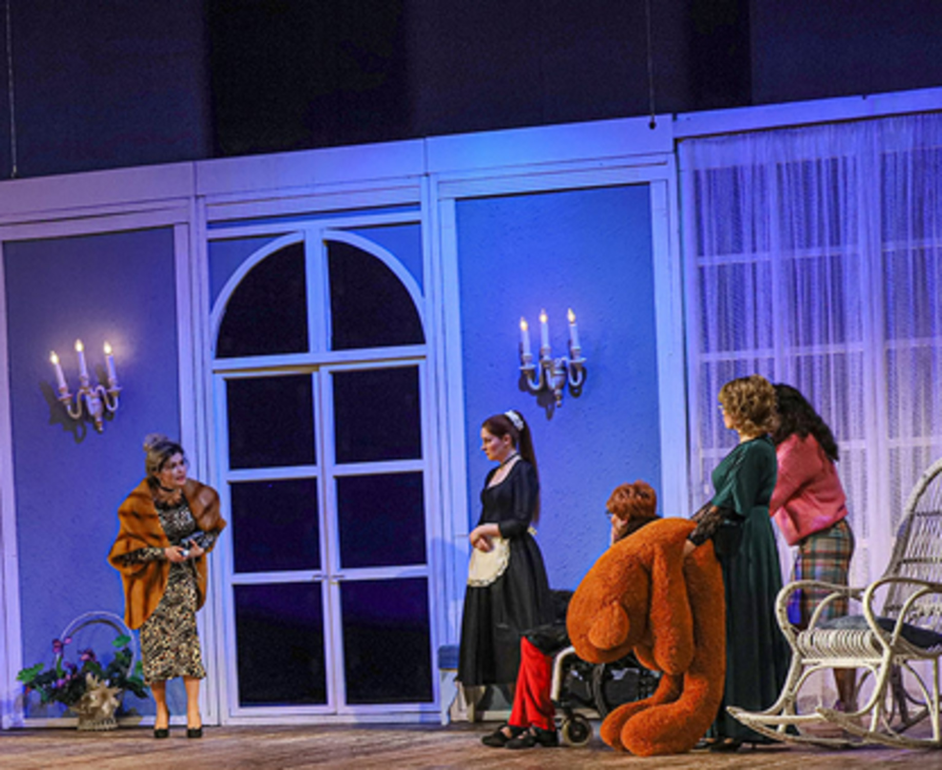 Спектакль "Восемь любящих женщин".