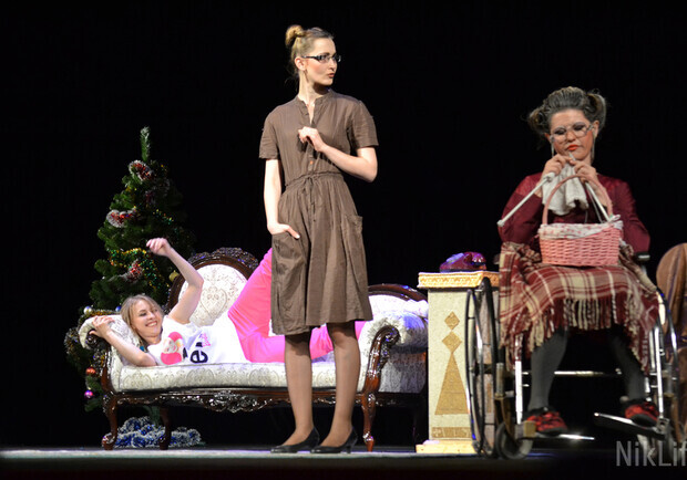 Спектакль "Восемь любящих женщин".