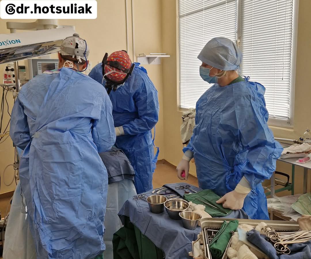 Лікарі під час операції.