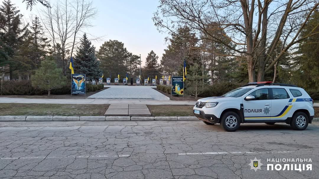 Автомобіль поліцейських на місці події.