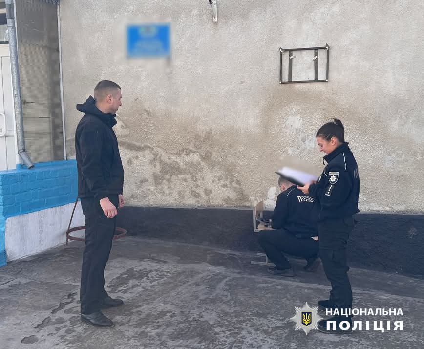 Поліцейські біля школи, зі стіни якої зникла меморіальна дошка.