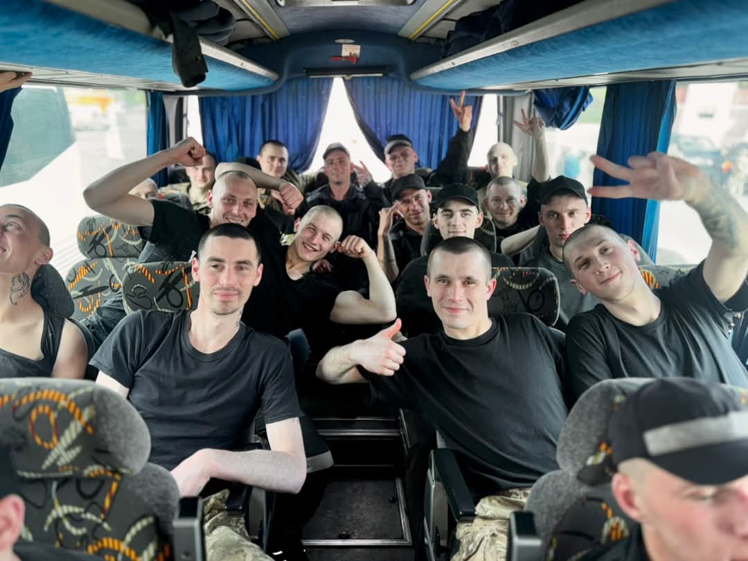 Військові, які повернулися з російського полону.