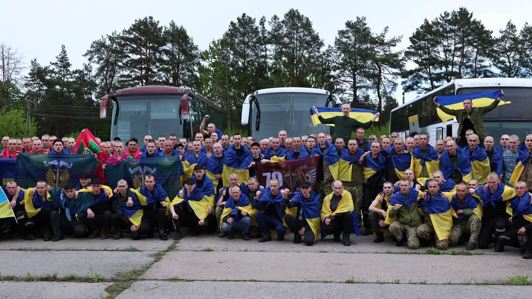 Військові, які повернулися з російського полону.