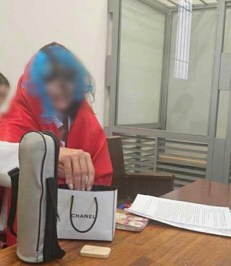 Поклонница "русского мира" во время судебного заседания.