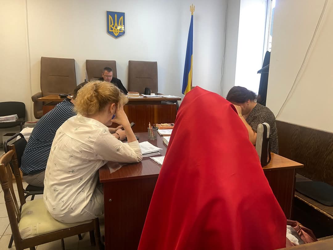 Поклонница "русского мира" во время судебного заседания.