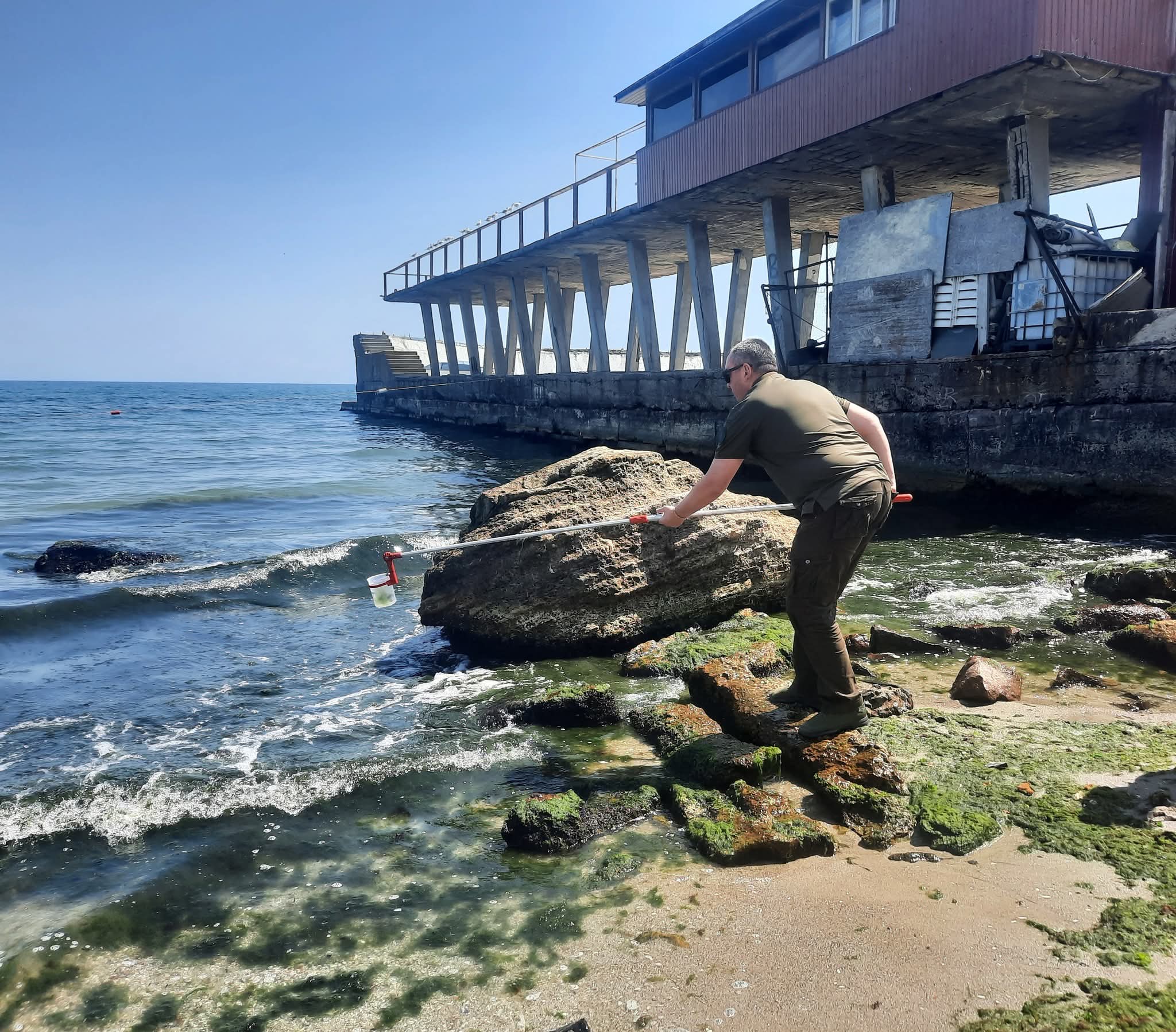 Еколог відбирає проби морської води.