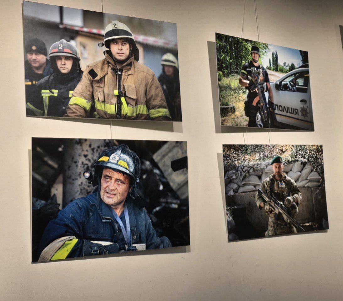 Фото с выставки Бориса Бухмана.