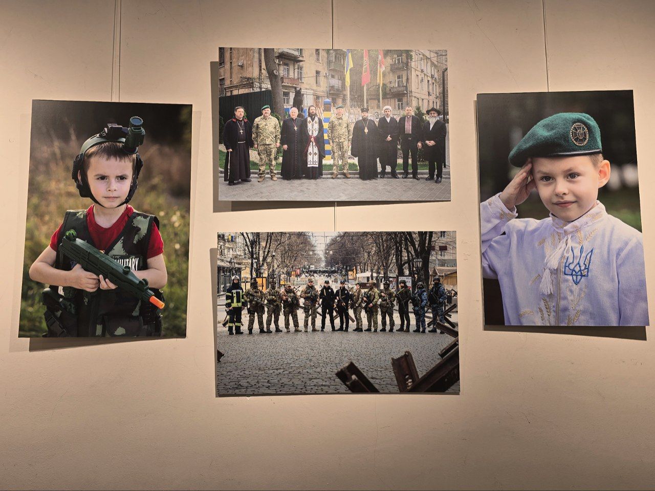 Фото с выставки Бориса Бухмана.