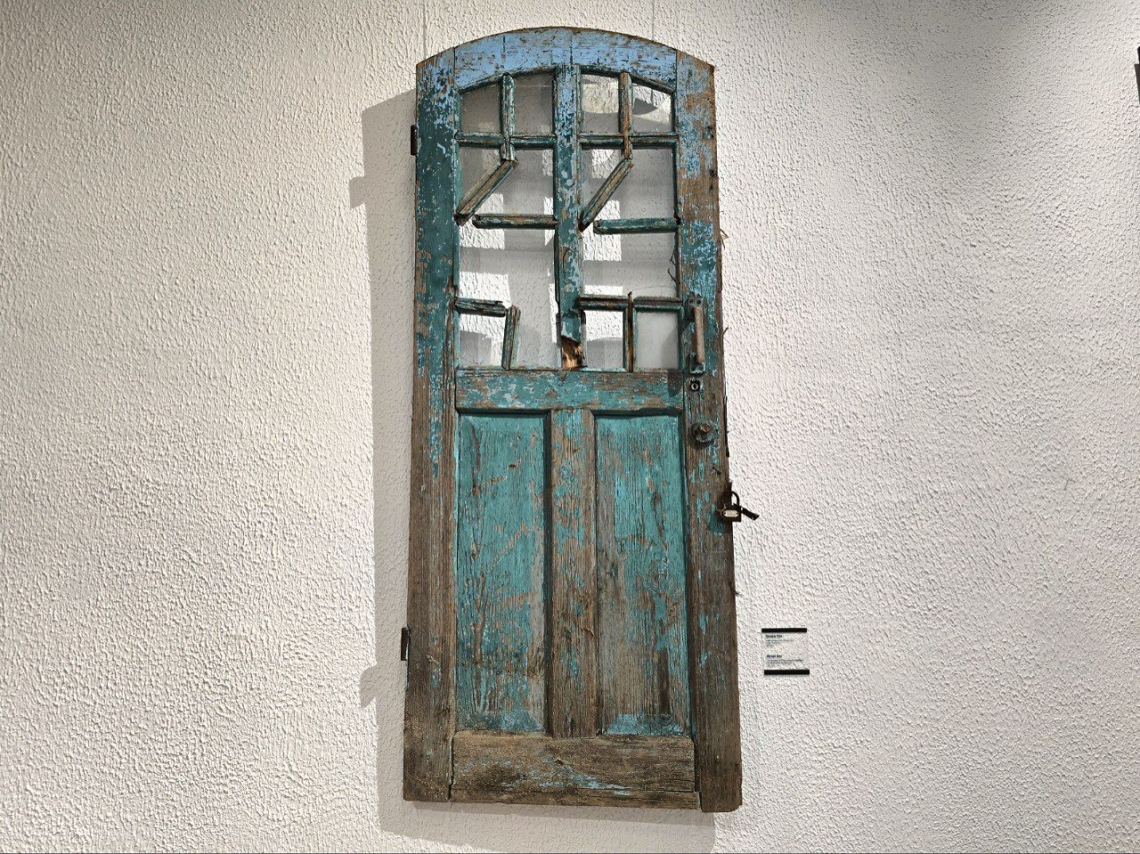 Дверь, которую вынесло к одесскому побережью после подрыва Каховской ГЭС.