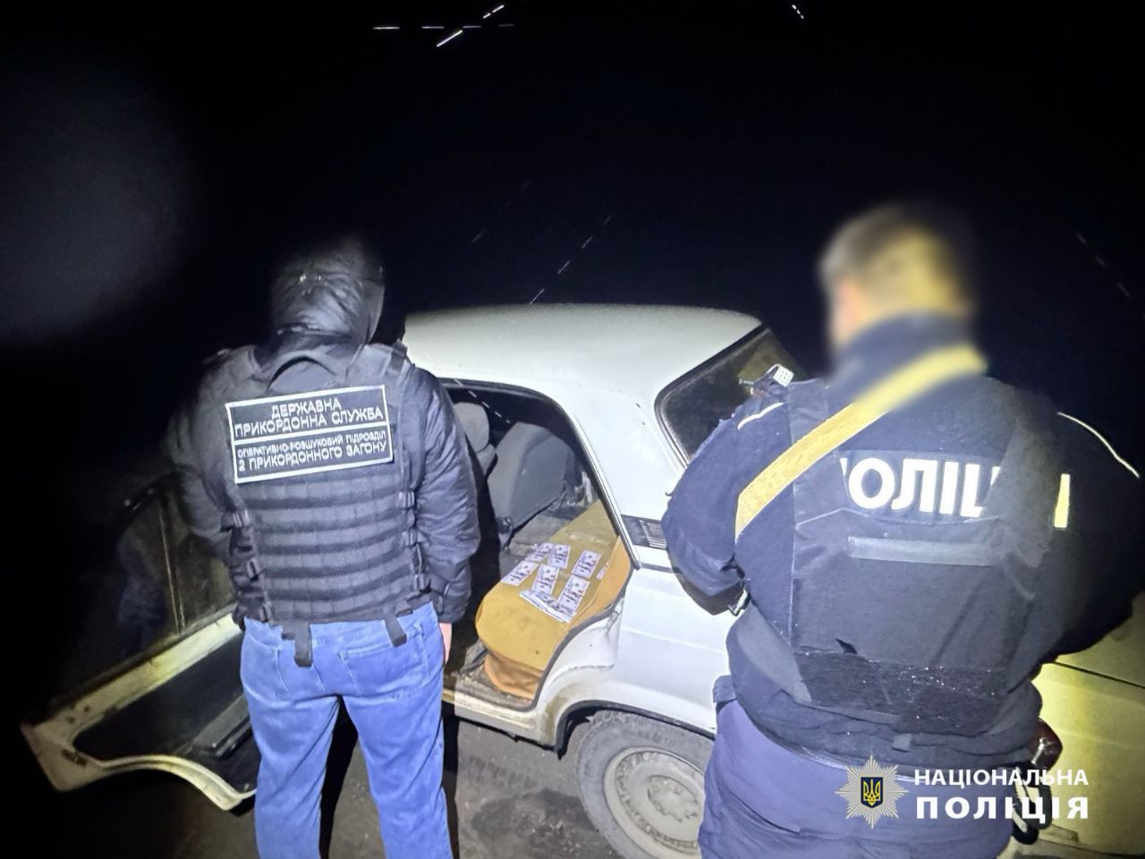 Правоохоронці на місці затримання переправника.