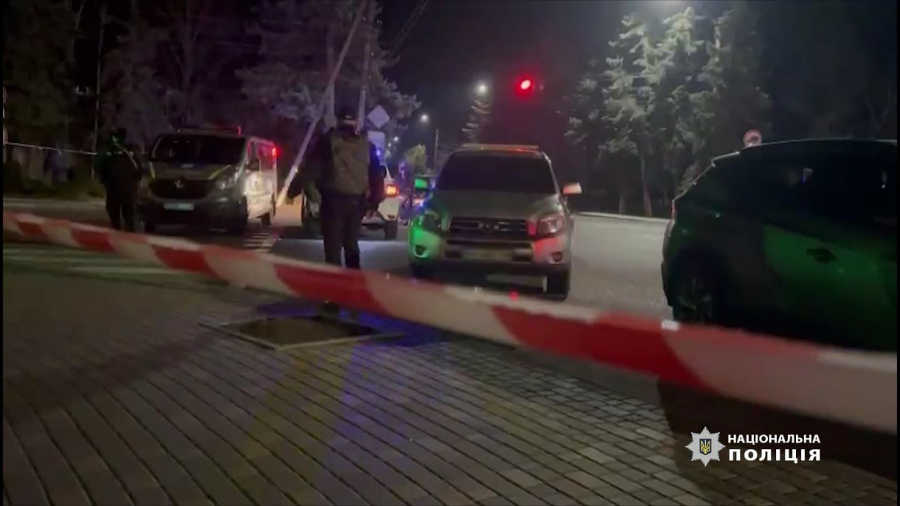 Правоохранители на месте подрыва административного здания полиции.