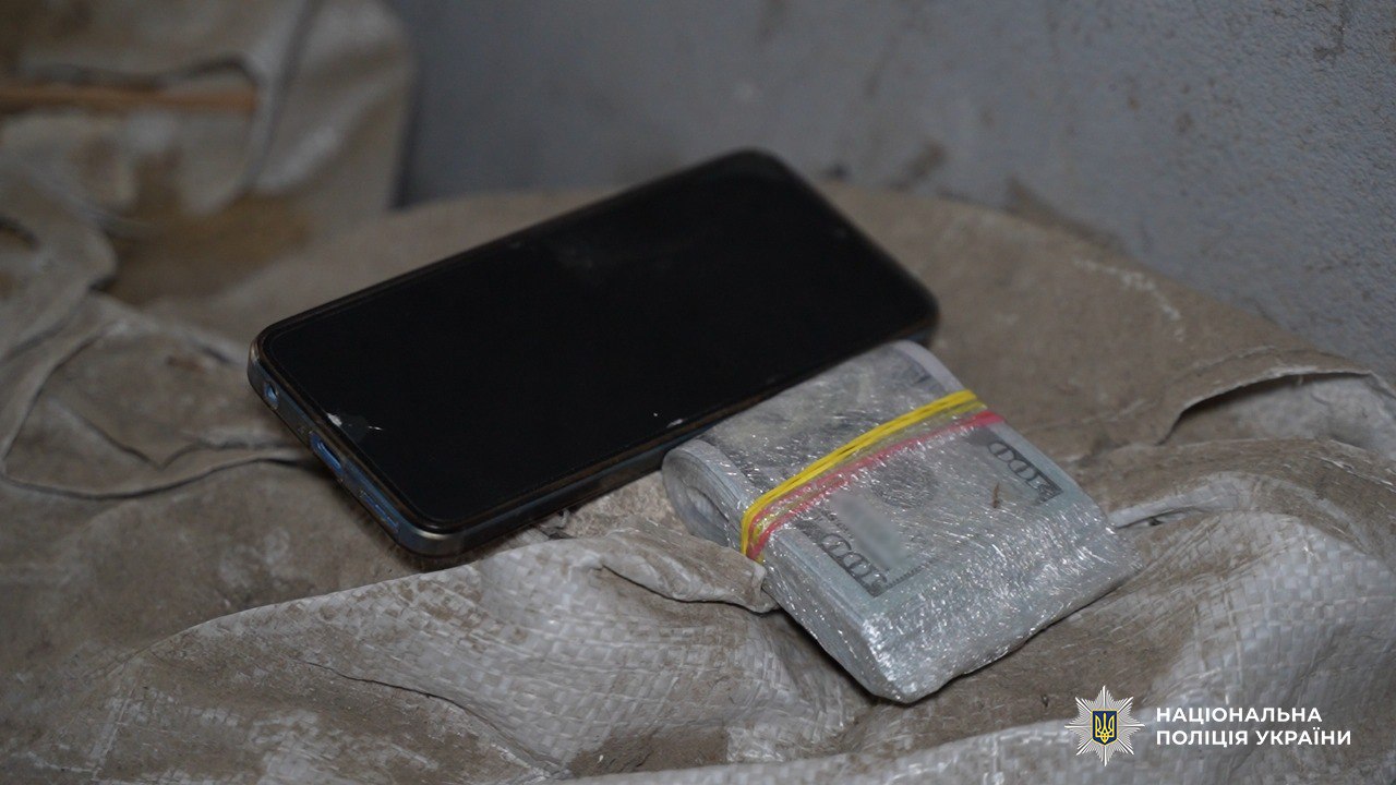 Речові докази, які вилучили в учасників злочинного угруповання.