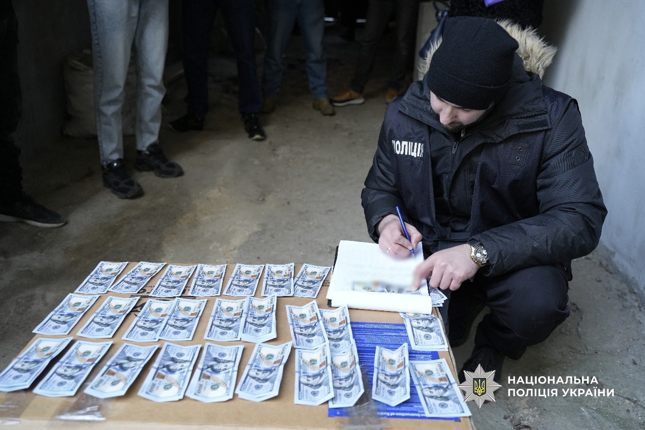 Гроші, які вилучили в учасників злочинного угруповання.