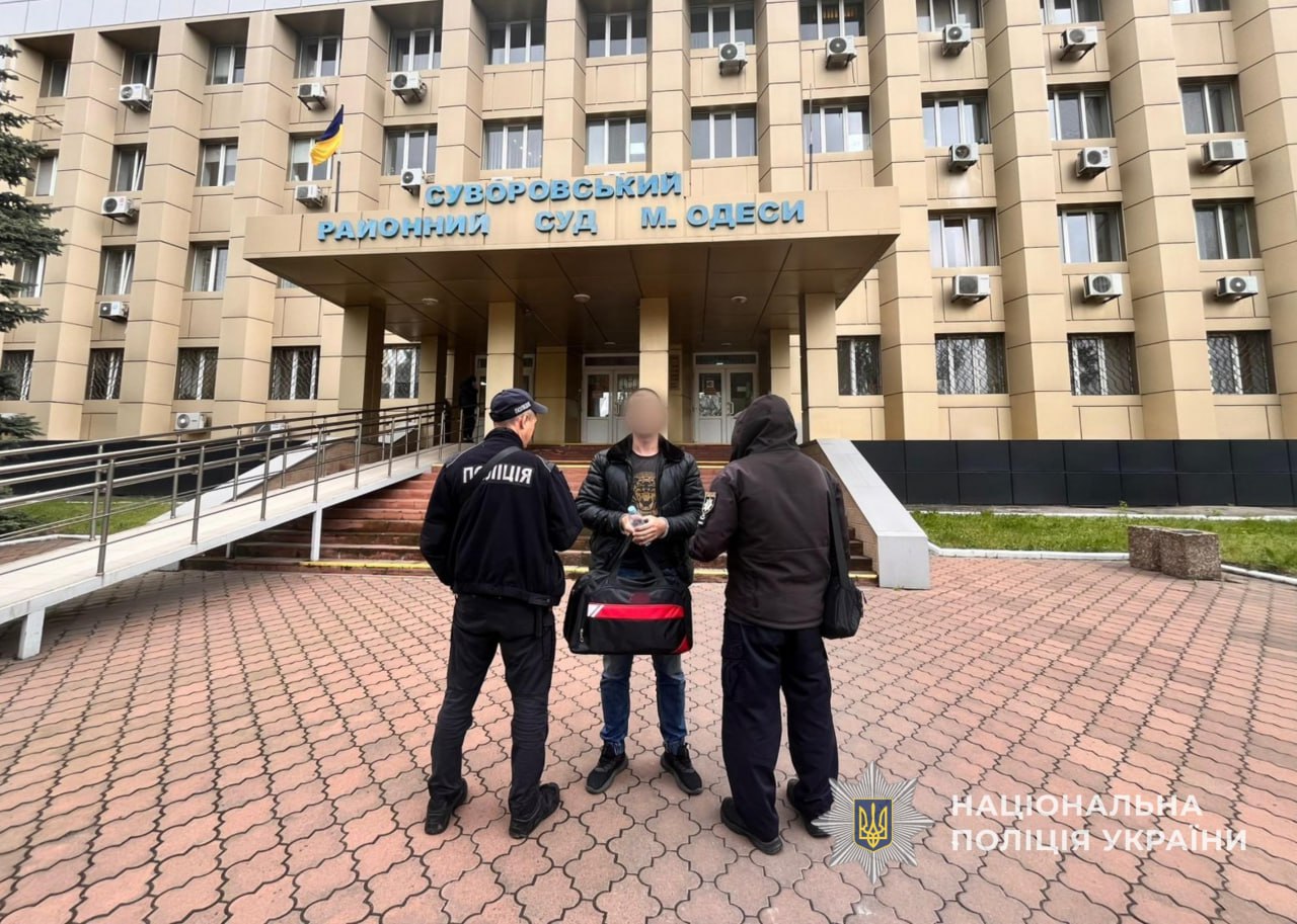 Затриманий переправник біля суду.