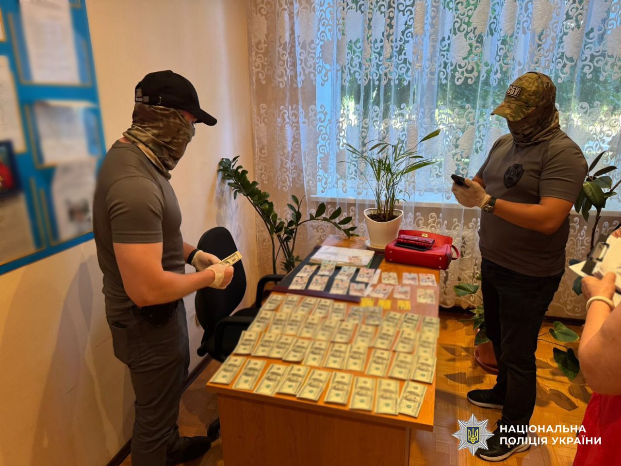 Працівники СБУ в кабінеті порушниці.