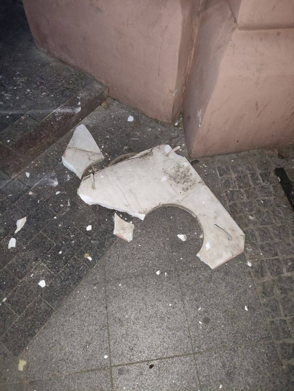 Залишки розбитої дошки.