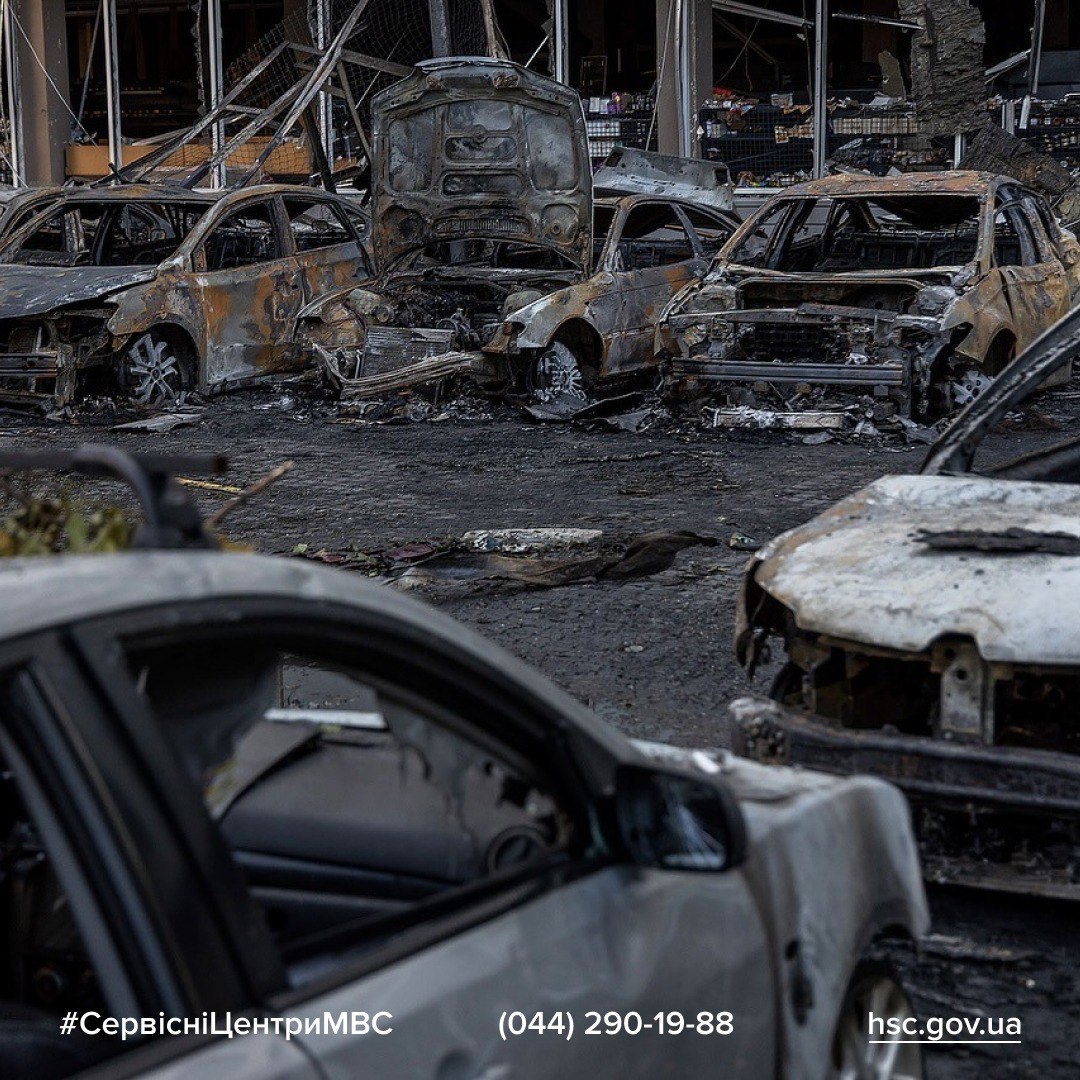 Автівки, які зазнали пошкоджень унаслідок обстрілу.