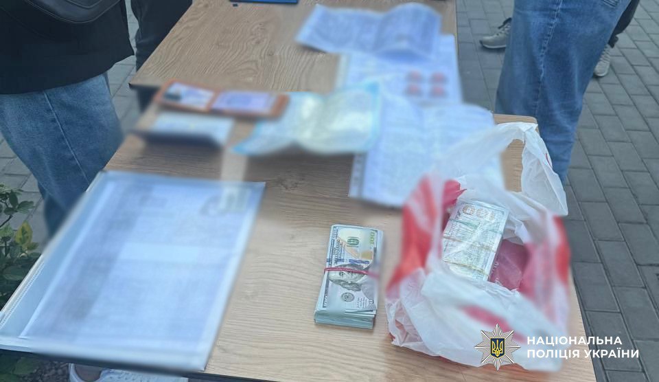 Взятка, которую изъяли у дельца.