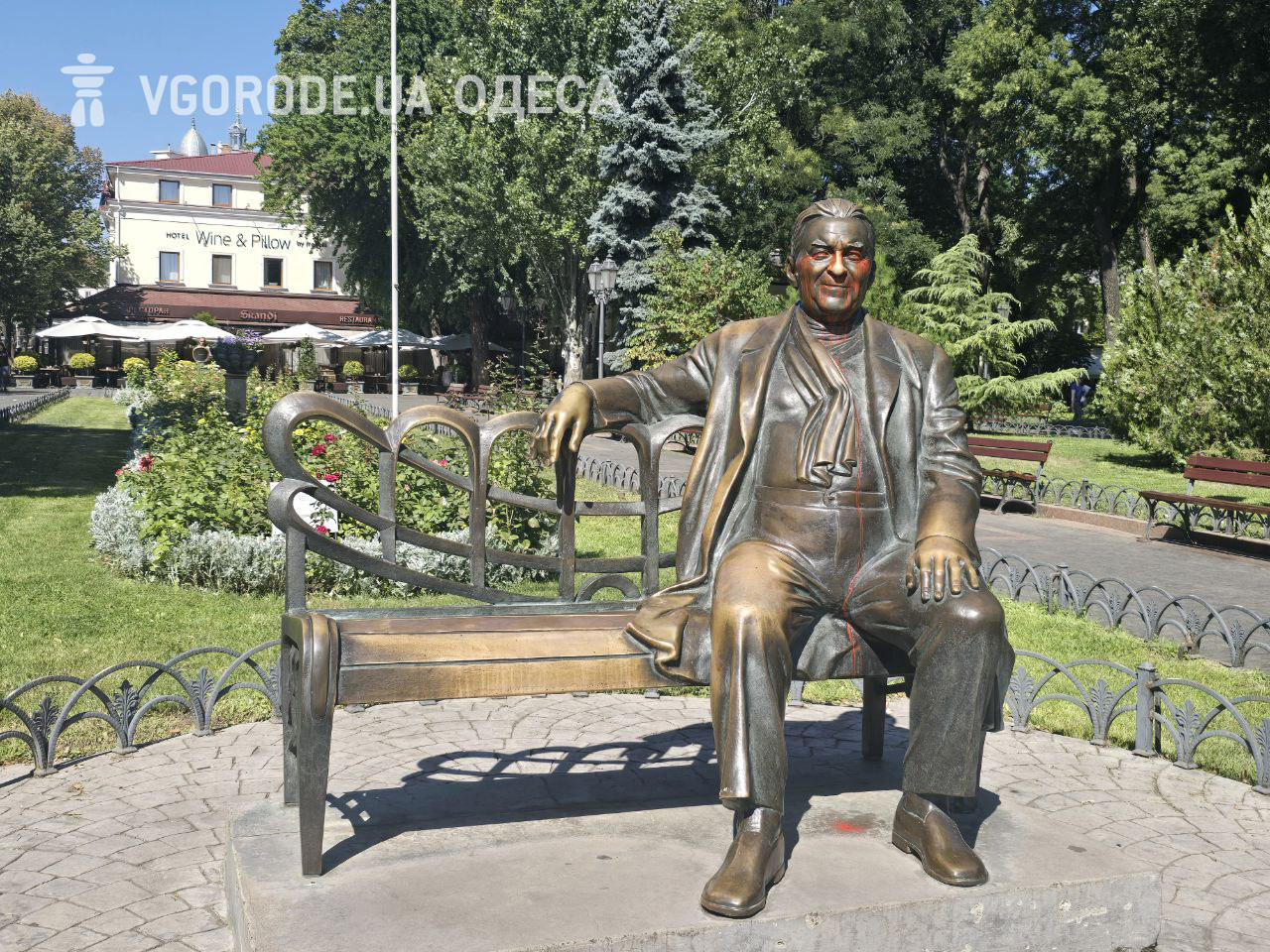 Заплямований фарбою пам'ятник Утьосову.