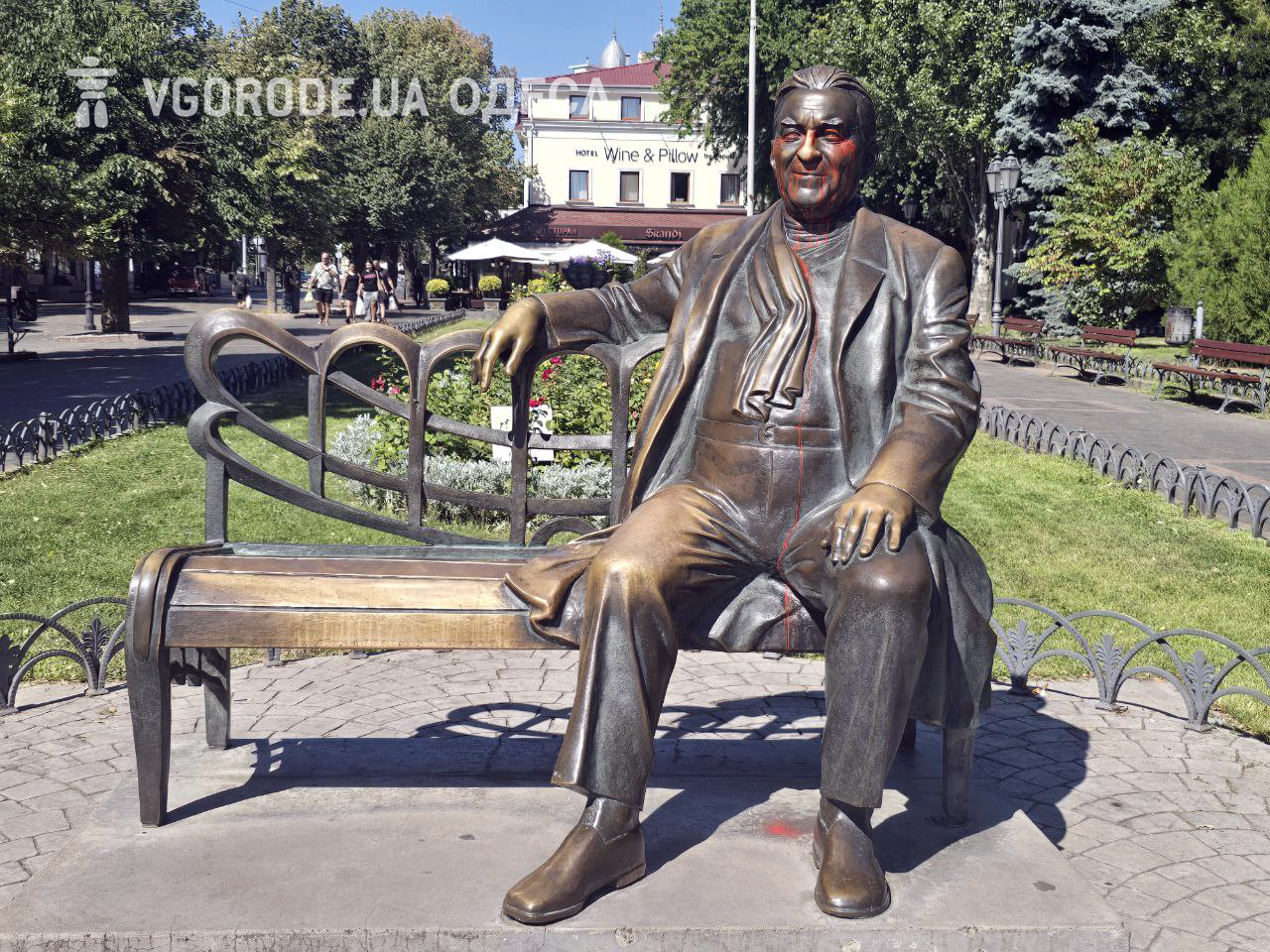 Заплямований фарбою пам'ятник Утьосову.