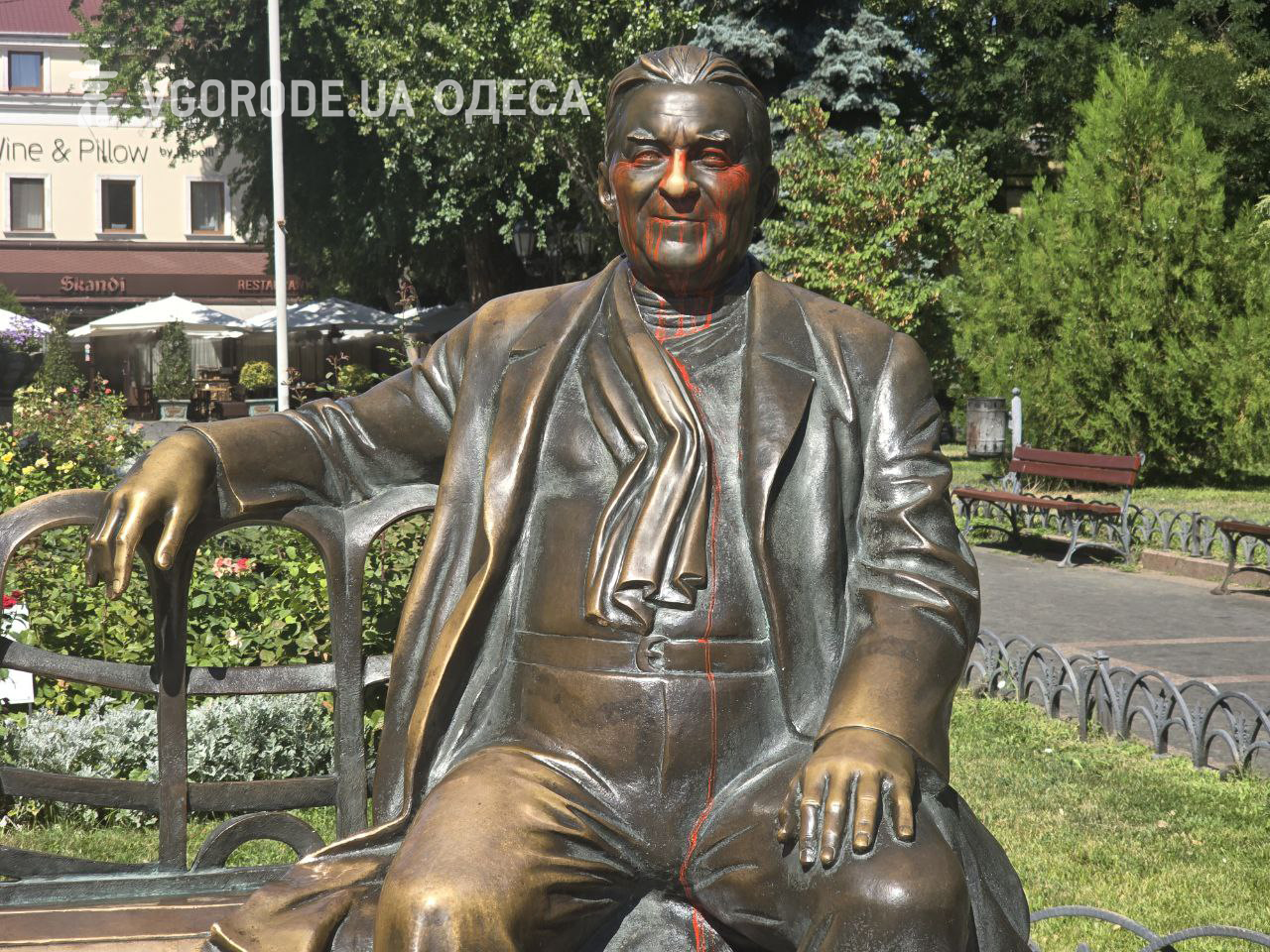 Заплямований фарбою пам'ятник Утьосову.