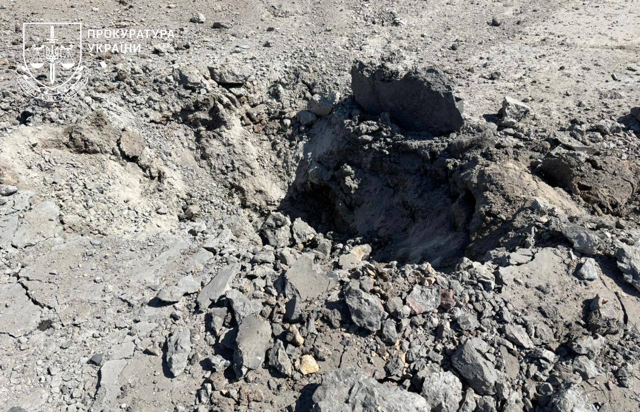 Воронка на месте ракетного удара.