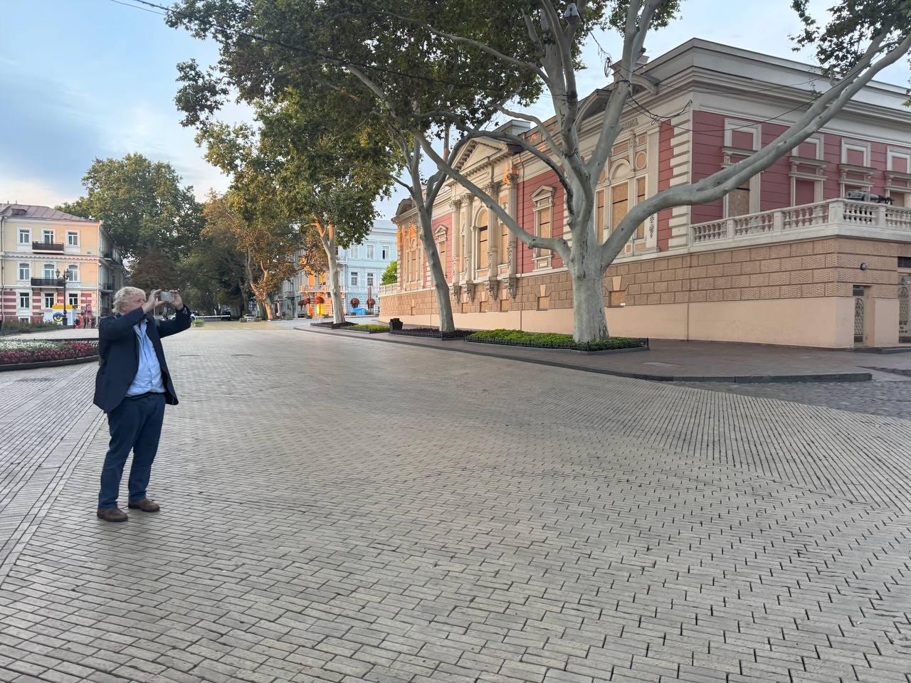 Борис Джонсон возле Английского клуба в Одессе.